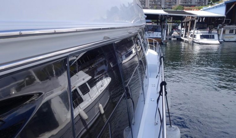 53 Carver Starboard Side Deck