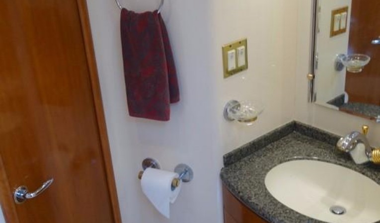 53 Carver Day/Fwd Cabin Head