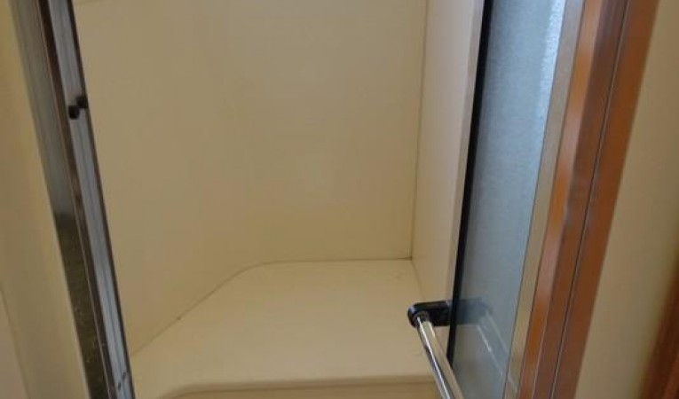 53 Carver Day/Fwd cabin Shower
