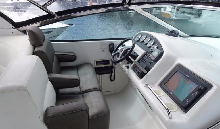 53 Carver Flybridge Helm