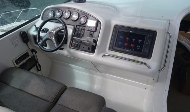 53 Carver Flybridge Helm 2