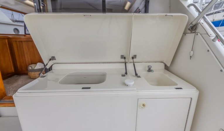 37 Bertram Bait Tank & Sink
