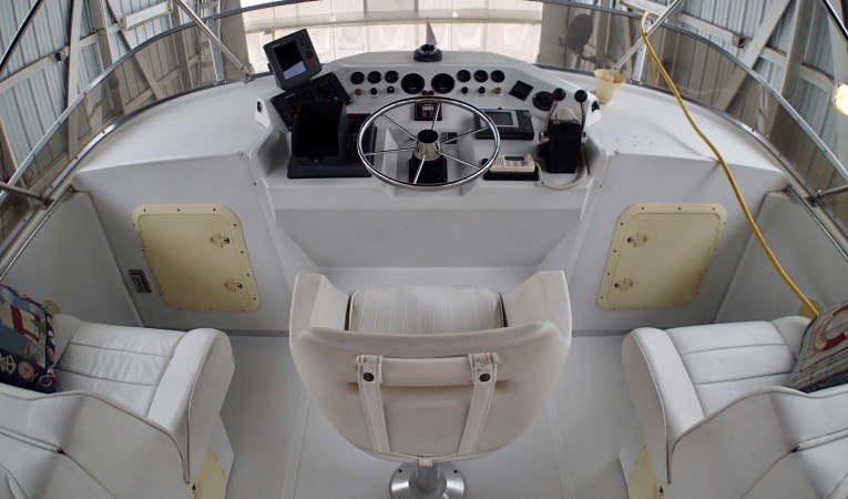42 Cruise-A-Home Flybridge Helm