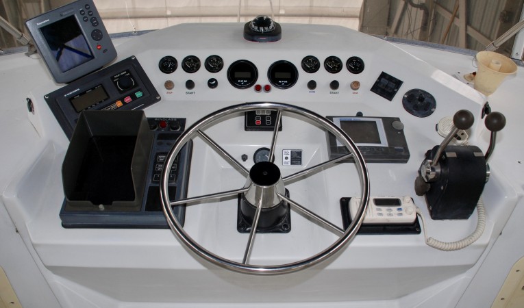 42 Cruise-A-Home Flybridge Helm Instruments