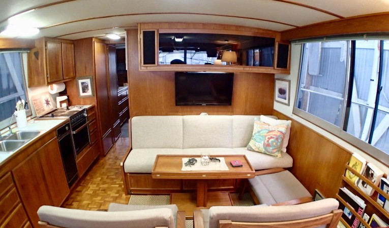 42 Cruise-A-Home Salon