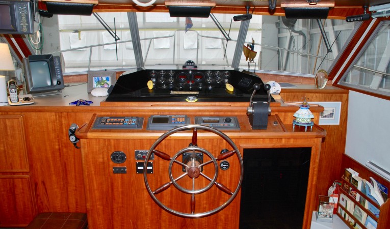 42 Cruise-A-Home Inside Helm