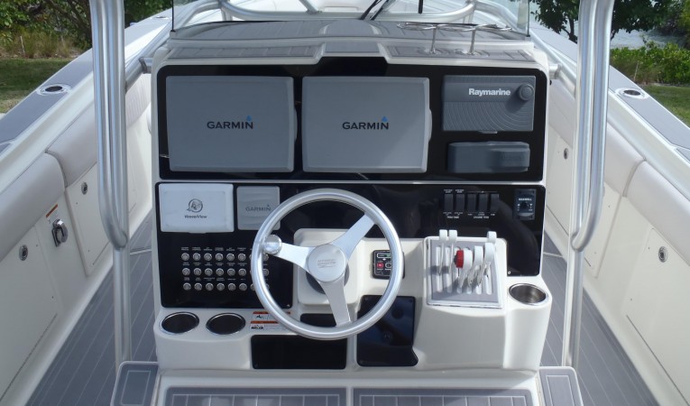 33 Hydra-Sports Helm console