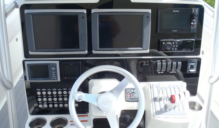 33 Hydra-Sports Helm console 2