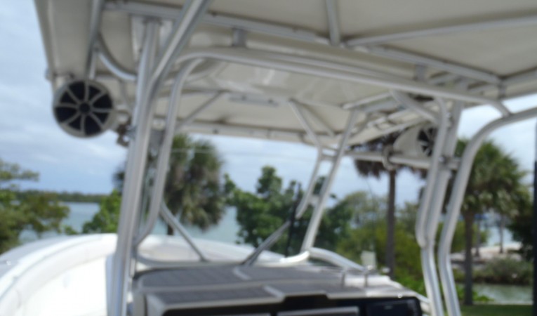 33 Hydra-Sports T Top with speakers