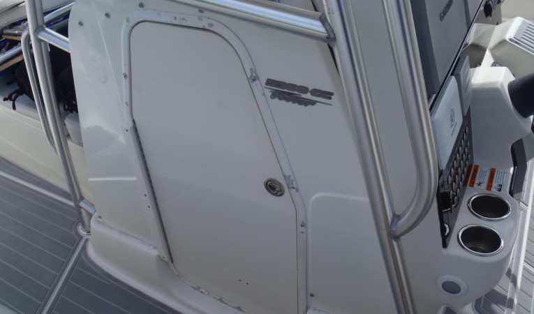 33 Hydra-Sports Console door