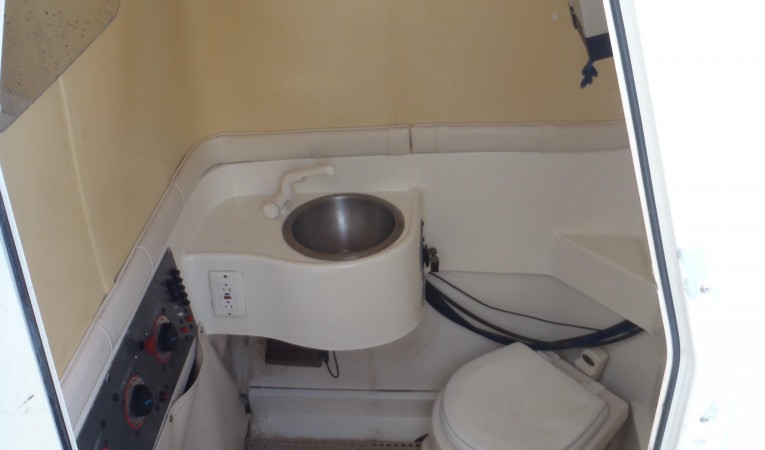 33 Hydra-Sports Console head compartment