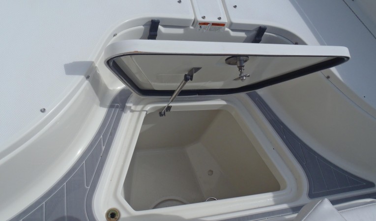 33 Hydra-Sports Bow locker