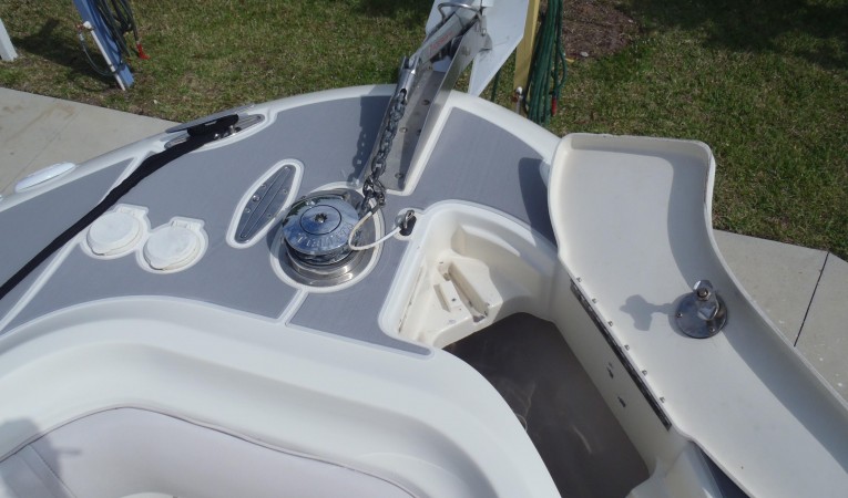 33 Hydra-Sports Windlass / anchor locker