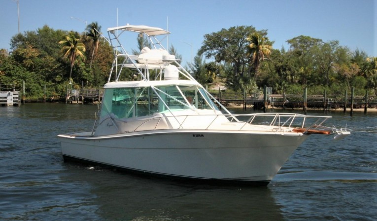 32 Topaz Starboard Bow