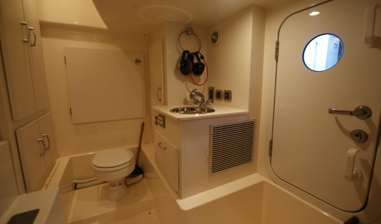 59 Marquis crew cabin to port