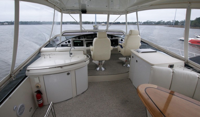 59 Marquis flybridge forward