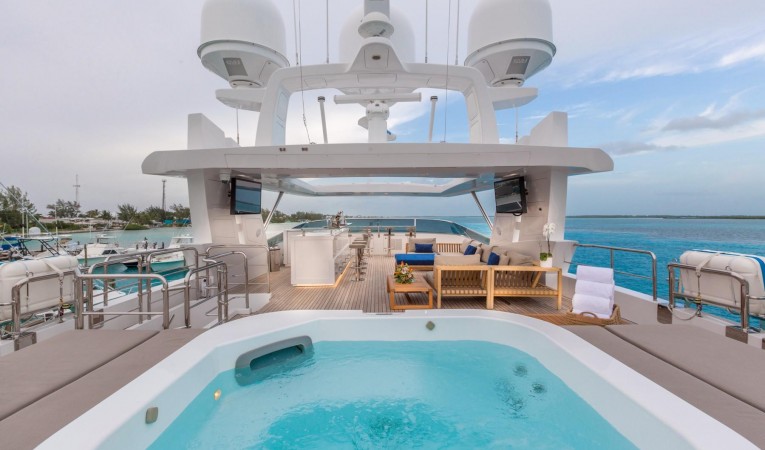 140 Benetti Sun Deck Jacuzzi