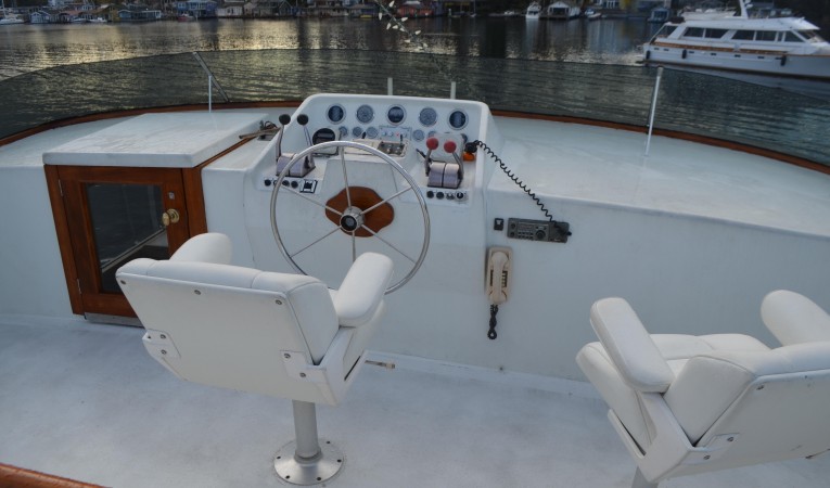 85 Monk Flybridge Helm