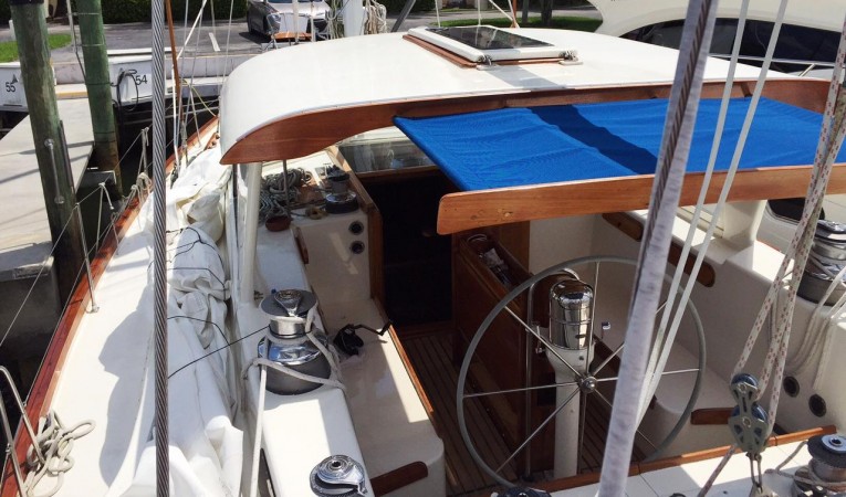 63 Cruising Ketch Extended Sun shade