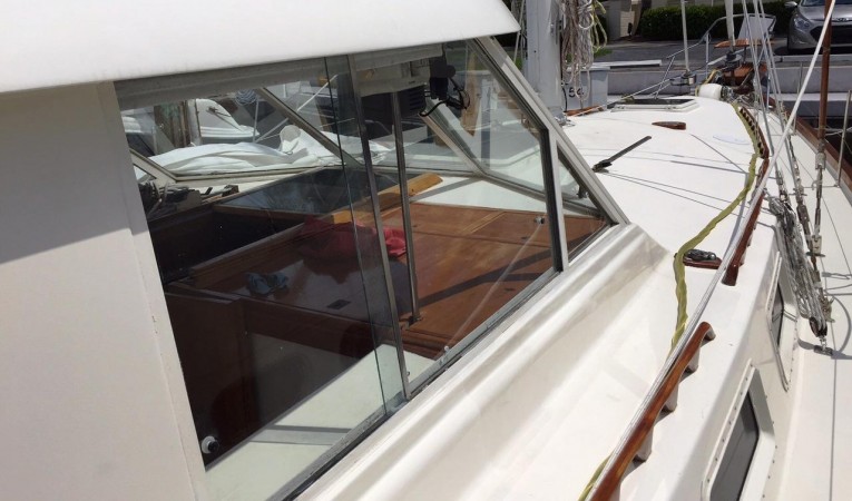 63 Cruising Ketch Opening side Glass windows Cockpit