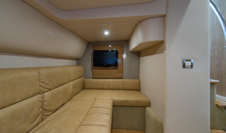 37 Formula Aft Lounge/Stateroom