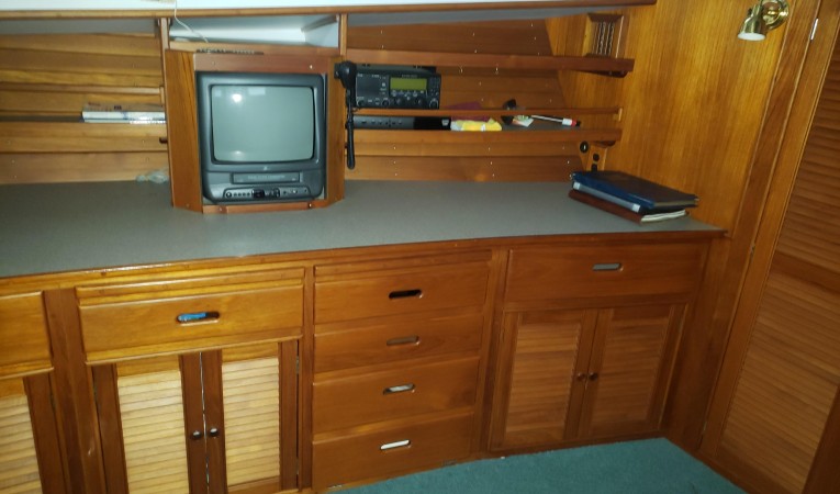42 Grand Banks Forward stateroom / laundry office