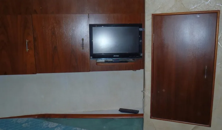 42 Ocean Yachts Master stateroom 2