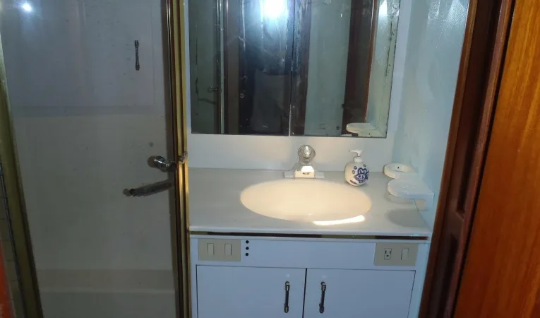 42 Ocean Yachts Head with stall shower