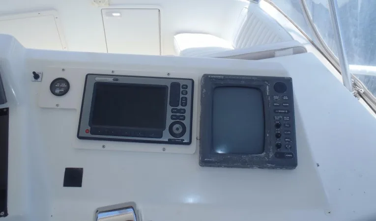 42 Ocean Yachts Plotter and radar
