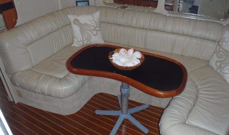 37 Sea Ray Main salon table