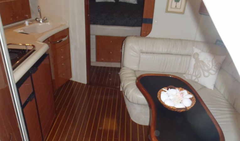 37 Sea Ray Main salon fwd - Teak & holly sole new in 2016