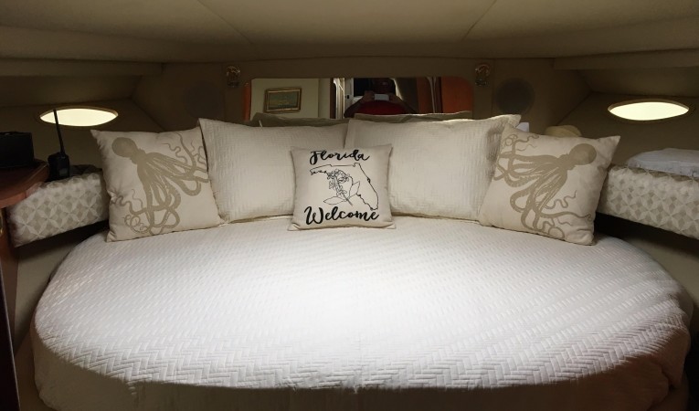 37 Sea Ray Master stateroom