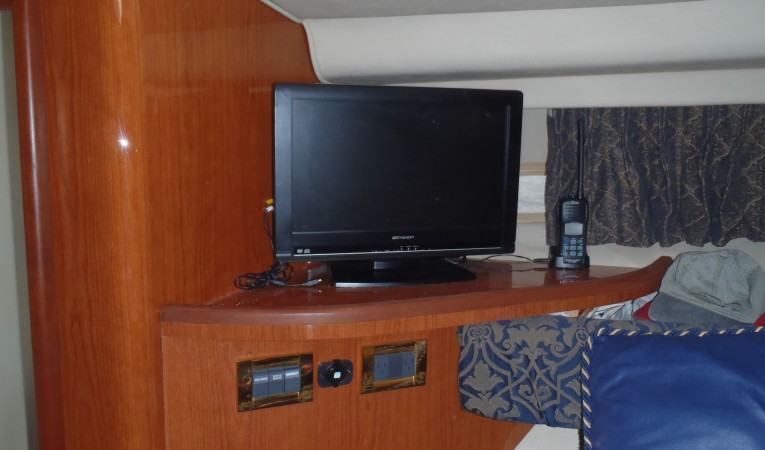 37 Sea Ray New master stateroom TV / DVD