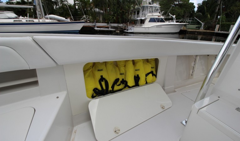 34 Jupiter Starboard Gunnel Storage