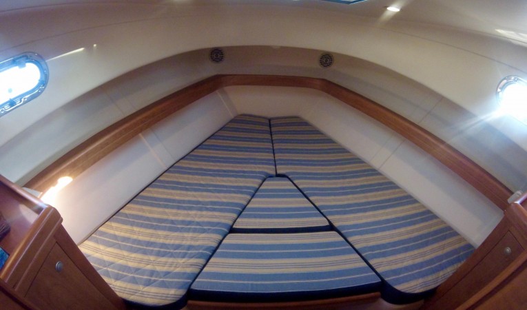 34 Mainship V Berth w/ Insert