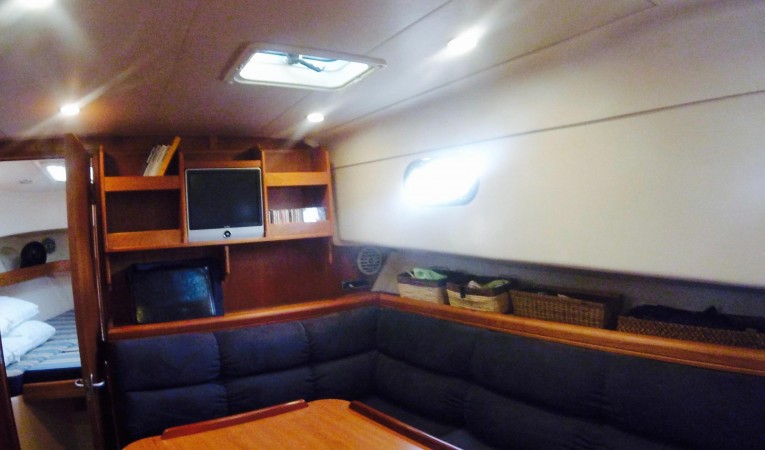 34 Mainship Settee (2)