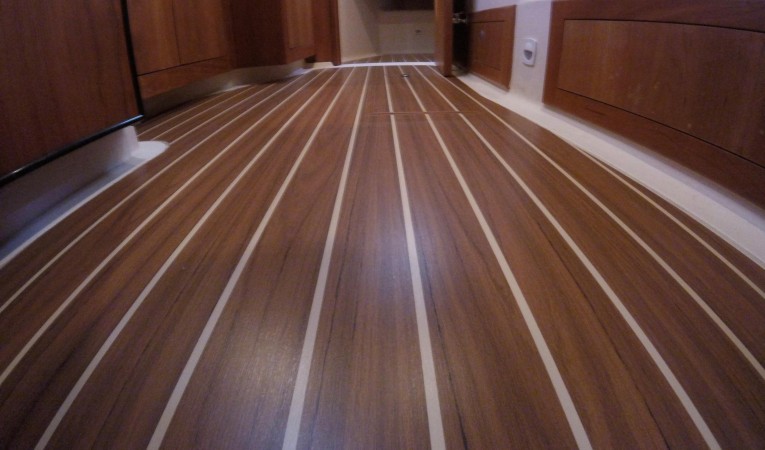 34 Mainship Salon Deck