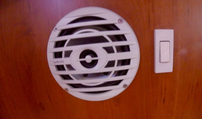 34 Mainship Salon Speaker