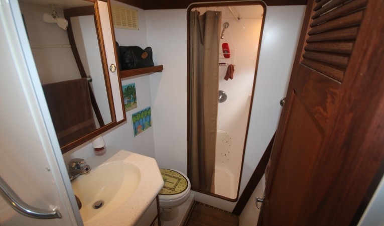 44 Endeavour starboard guest head forward