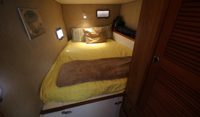 44 Endeavour aft starboard guest cabin