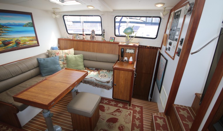 44 Endeavour looking starboard in salon