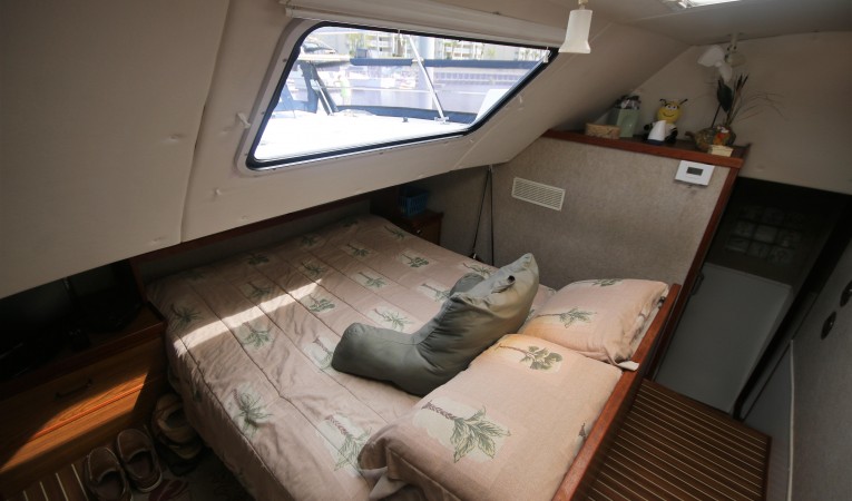 44 Endeavour master cabin ahead of salon