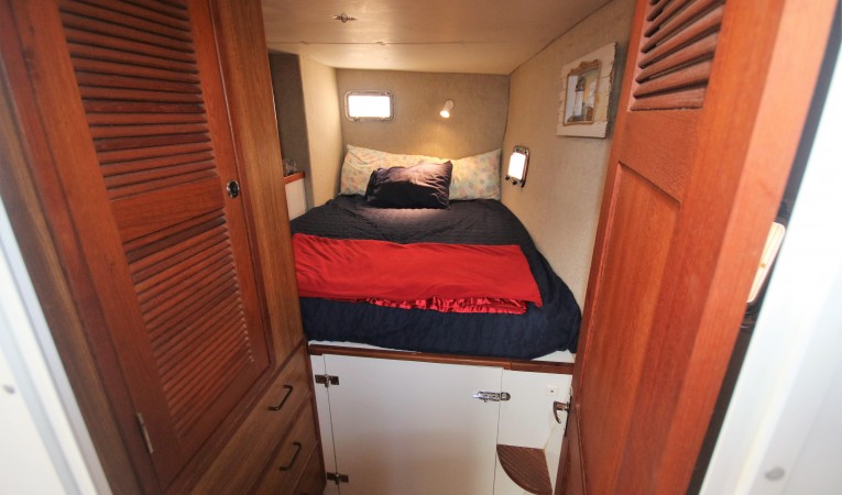 44 Endeavour aft port guest cabin