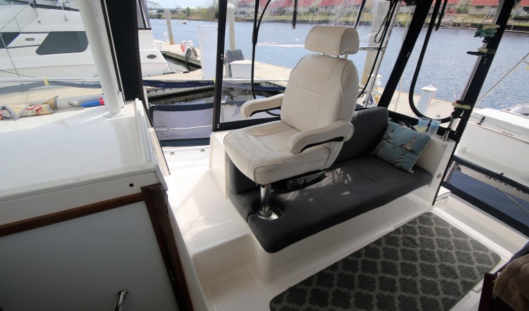 44 Endeavour cockpit to starboard