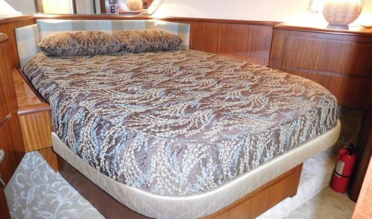 48 Hatteras Forward VIP Stateroom