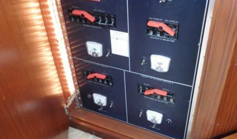 48 Hatteras Power Meters and Breakers