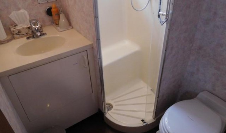 48 Hatteras Aft Guest Head / Day Head