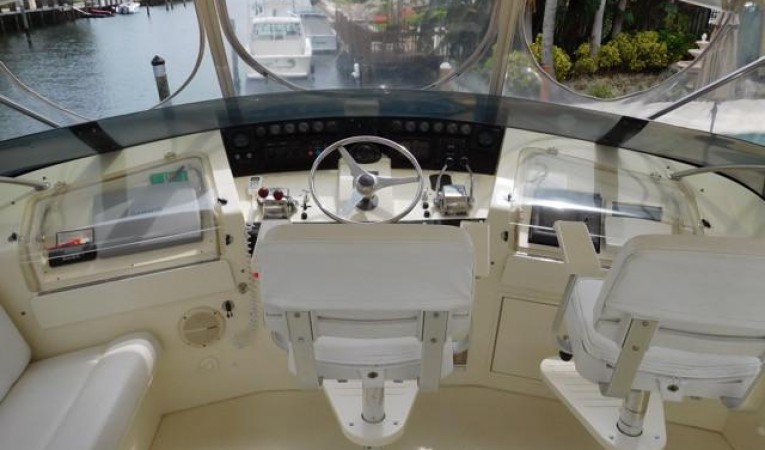 48 Hatteras Flybridge Helm