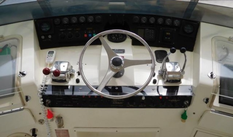 48 Hatteras Flybridge Helm