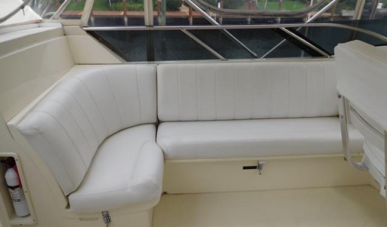 48 Hatteras Flybridge - Port Seating
